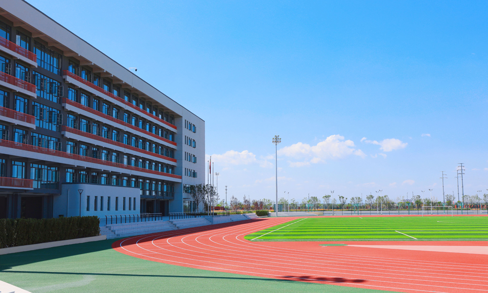 学校教学楼及操场